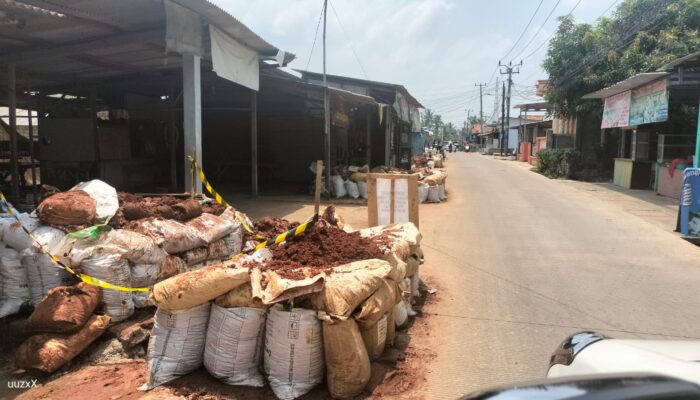 Galian Pipa PT Aetra Di Jalan Saga Bunar Dikeluhkan Warga