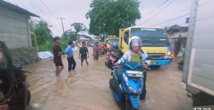 Jalan di Pertigaan Jeunjing Cisoka Jadi Langganan Banjir, Pemerintah Diminta Serius