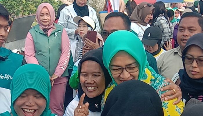 Usai Senam, Airin Langsung Cabut, Enggan Berkomentar, Seolah Tak Butuh Wartawan