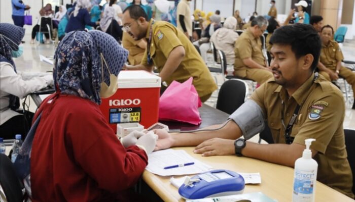 Peringati HKN, Dinkes Kabupaten Tangerang Periksa Kesehatan Gratis dan Donor Darah