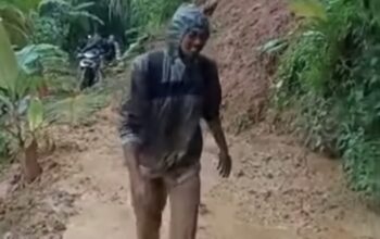 Viral, Saat Melintasi Jalan, Guru SD di Lebak Berjibaku Dengan Lumpur Tanah Longsor