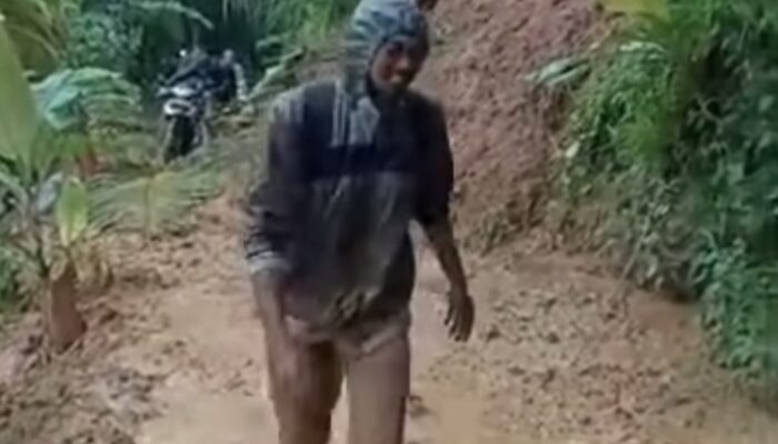 Viral, Saat Melintasi Jalan, Guru SD di Lebak Berjibaku Dengan Lumpur Tanah Longsor