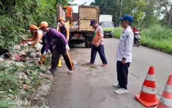 Kades Munjul Bersama UPTD IV DLHK Gempur Sampah Liar di Ranca Maneh