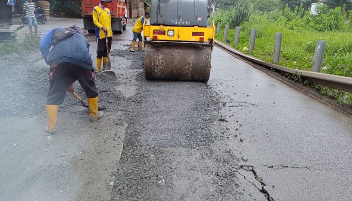 UPT PJJ Tangerang Lakukan Perawatan Jalan Cisoka – Adiyasa