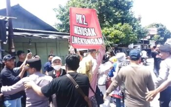 Gelar Unras di Pakuhaji, Massa Anti Oligarki Bentrok Dengan Warga Setempat