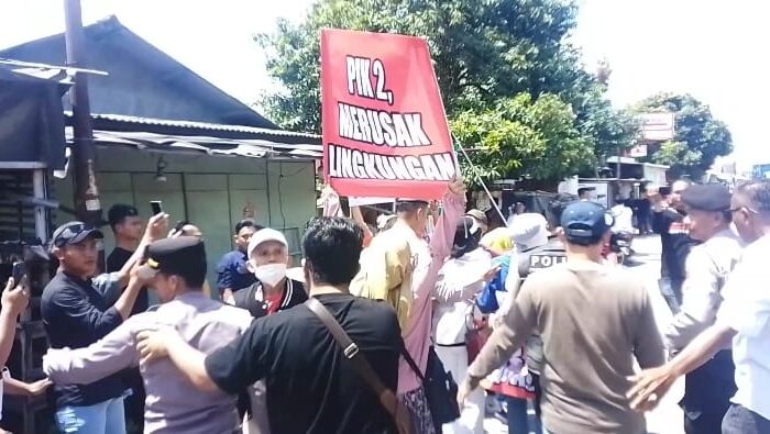 Gelar Unras di Pakuhaji, Massa Anti Oligarki Bentrok Dengan Warga Setempat