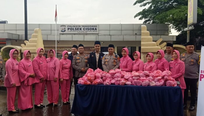 Polsek Cisoka Bagi Bagi Takjil Kepada Pengguna Jalan Jelang Buka Puasa