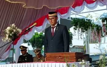 Sekcam Solear Pimpin Upacara Penurunan Bendera Merah Putih HUT RI ke 80