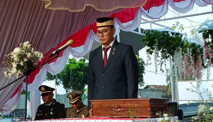 Sekcam Solear Pimpin Upacara Penurunan Bendera Merah Putih HUT RI ke 80